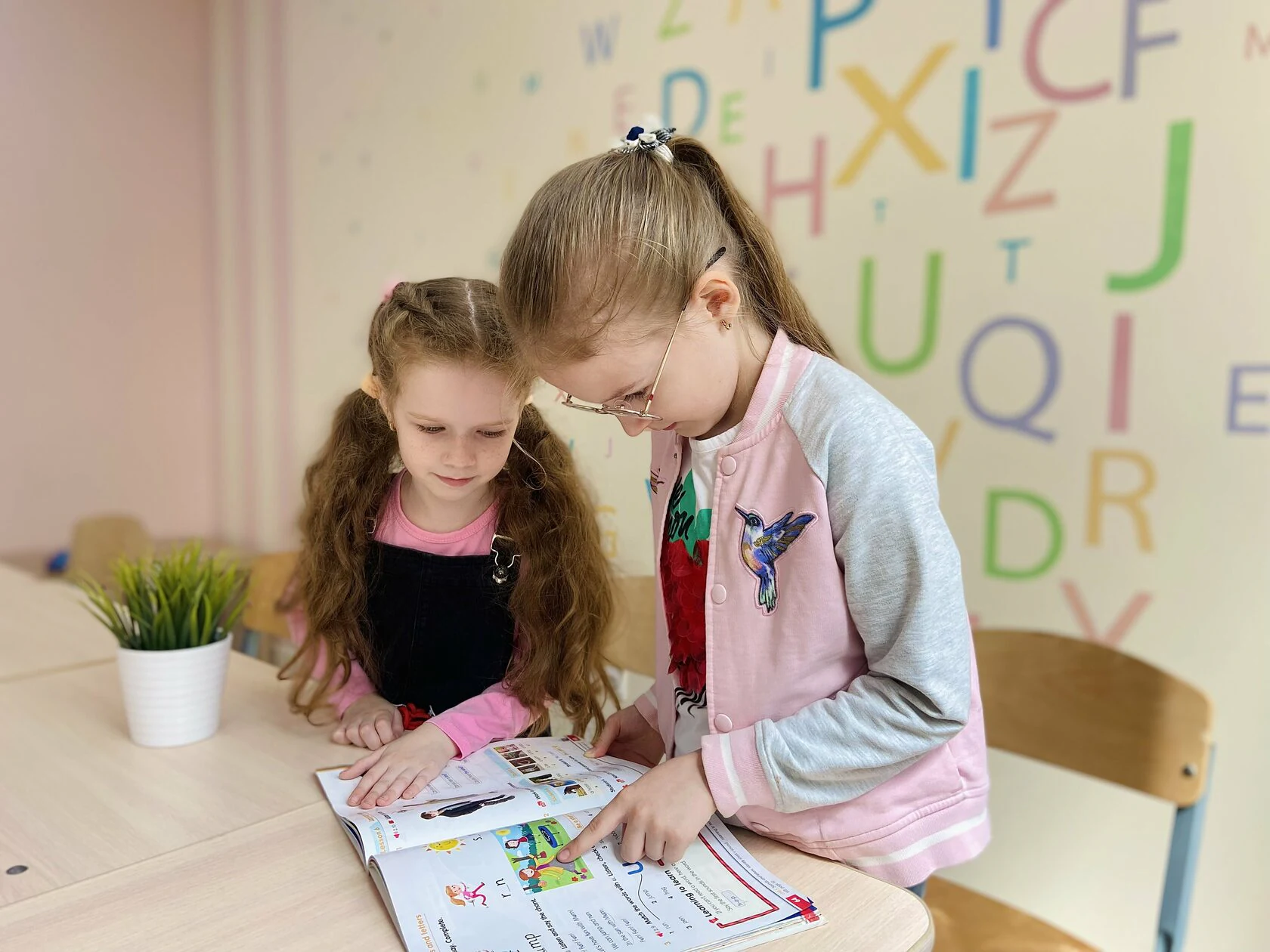 Две ученицы «Лексики» вместе работают с учебником
