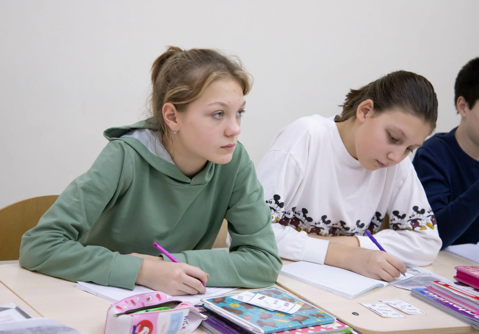 Ученики языкового центра «Лексика» выполняют задание на занятии